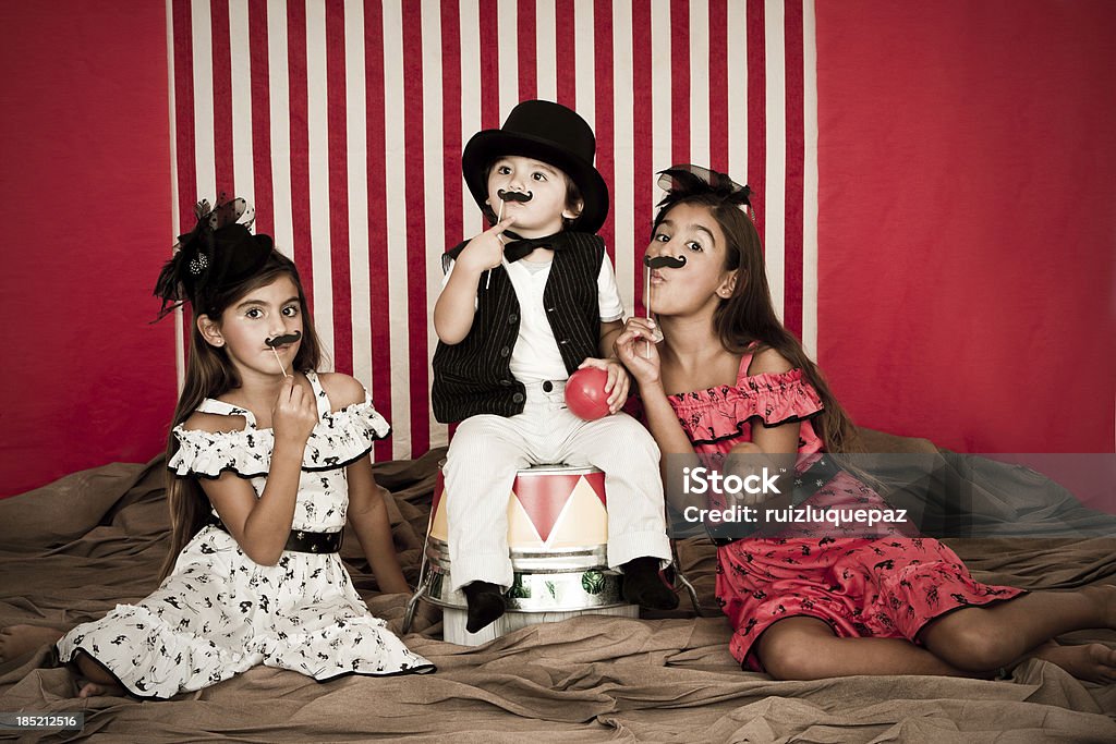 Adorabile Direttore di circo con assistenti - Foto stock royalty-free di Bambino