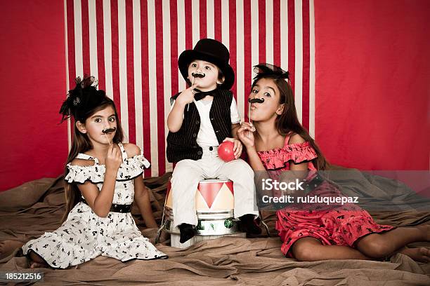 Adorabile Direttore Di Circo Con Assistenti - Fotografie stock e altre immagini di Bambino - Bambino, Circo, 2-3 anni