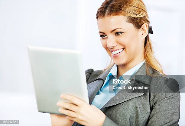 若いビジネス女性デジタルタブレット Pc ます - 1人のストックフォトや画像を多数ご用意 - 1人, インターネット, オフィス