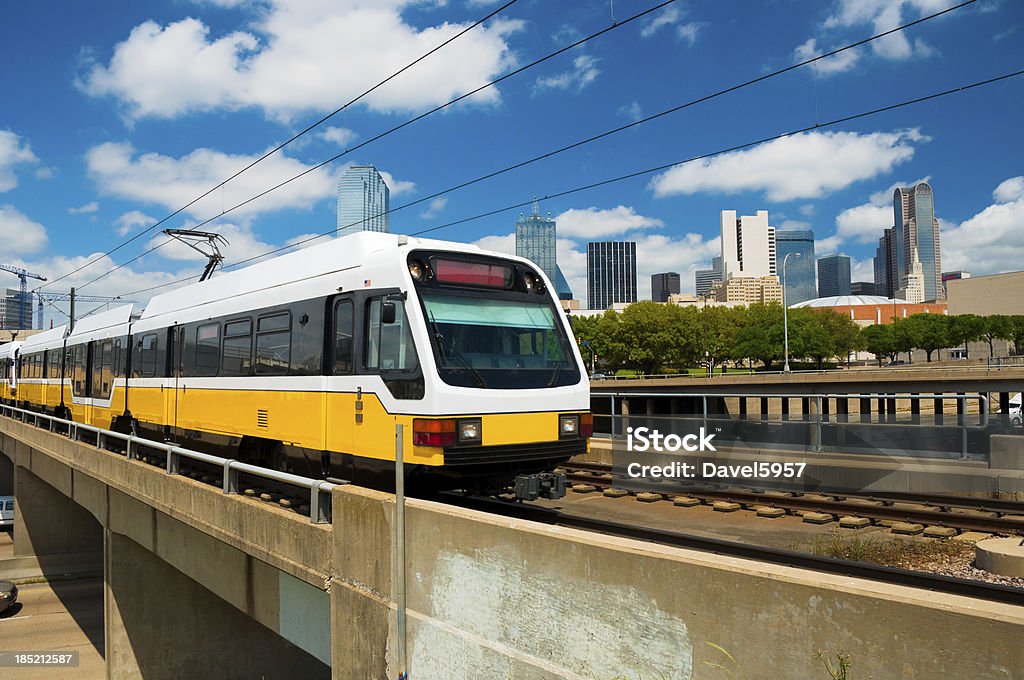 skyline von Dallas und DART Light Rail - Lizenzfrei Eisenbahn Stock-Foto