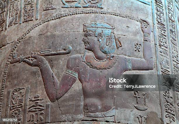 Foto de Pintado Coluna De Alívio Templo De Khnum Esna e mais fotos de stock de Alto Egito - Alto Egito, Alívio, Antiguidades