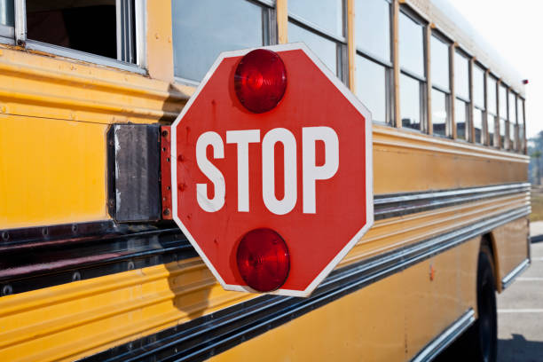 segnale di stop su lato di scuolabus - sc0536 foto e immagini stock