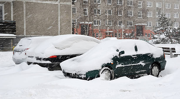 istock Cars stuck in parking lot 185213016