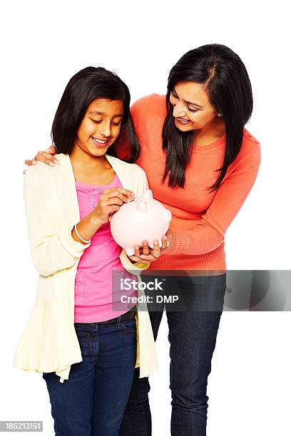 Забота Мать Учить Ее Дочь Чтобы Сэкономить Деньги — стоковые фотографии и другие картинки Накопления - Накопления, Молодой возраст, Родитель