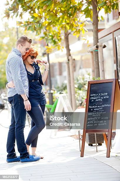 Foto de Casal Jovem e mais fotos de stock de Cardápio - Cardápio, Itália, Cultura Italiana