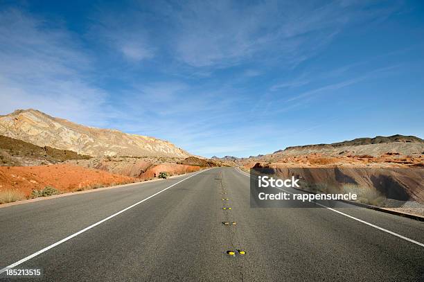 Moapa Pustynia Droga - zdjęcia stockowe i więcej obrazów Stan Nevada - Stan Nevada, Asfalt, Bez ludzi