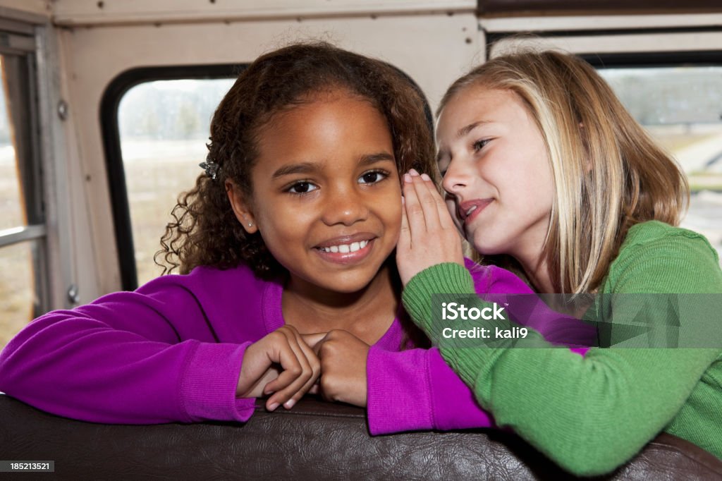 バックに女の子が学校のバスシート - 子供のロイヤリティフリーストックフォト
