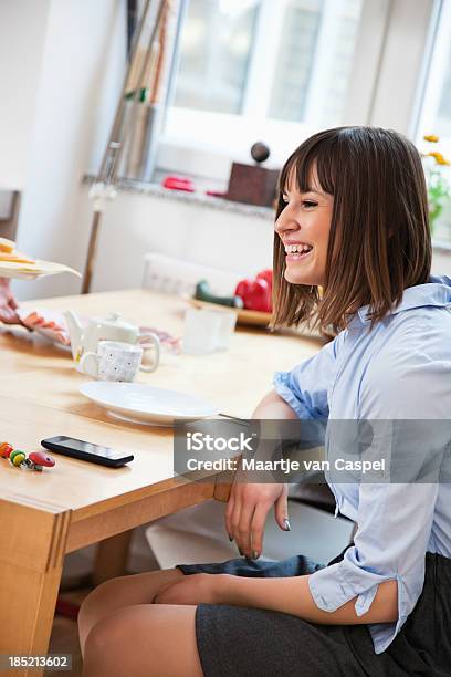 Photo libre de droit de Heureuse Femme À La Table De Petit Déjeuner banque d'images et plus d'images libres de droit de 20-24 ans - 20-24 ans, Adulte, Affaires