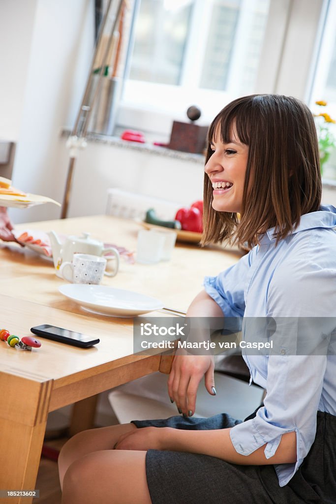Felice donna al tavolo per la prima colazione - Foto stock royalty-free di 20-24 anni