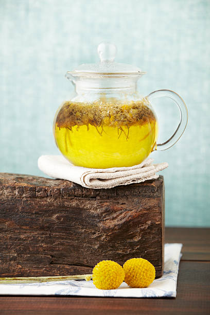 gourmet bule de chá de ervas com amarelo na madeira bloco de chá de rooibos - rooibos tea red indoors still life - fotografias e filmes do acervo