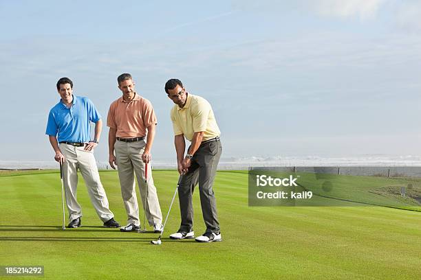 Hombres En Golf Course Putting Green Foto de stock y más banco de imágenes de Golf - Golf, Putt, Hombres maduros