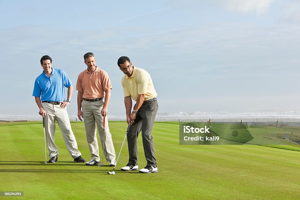 Homens em campo de golfe, putting green - Foto de stock de Golfe royalty-free