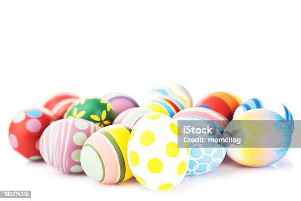 Kolorowe Jajka Wielkanocne - zdjęcia stockowe i więcej obrazów Bez ludzi - Bez ludzi, Białe tło, Dekoracja