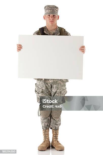 Foto de Homem Segurando Uma Placa Do Exército e mais fotos de stock de 20 Anos - 20 Anos, Adulto, Boné de Uniforme