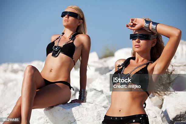 Conciata Bellezze Prendere Il Sole Sulla Spiaggia Rocciosa - Fotografie stock e altre immagini di Abbronzarsi