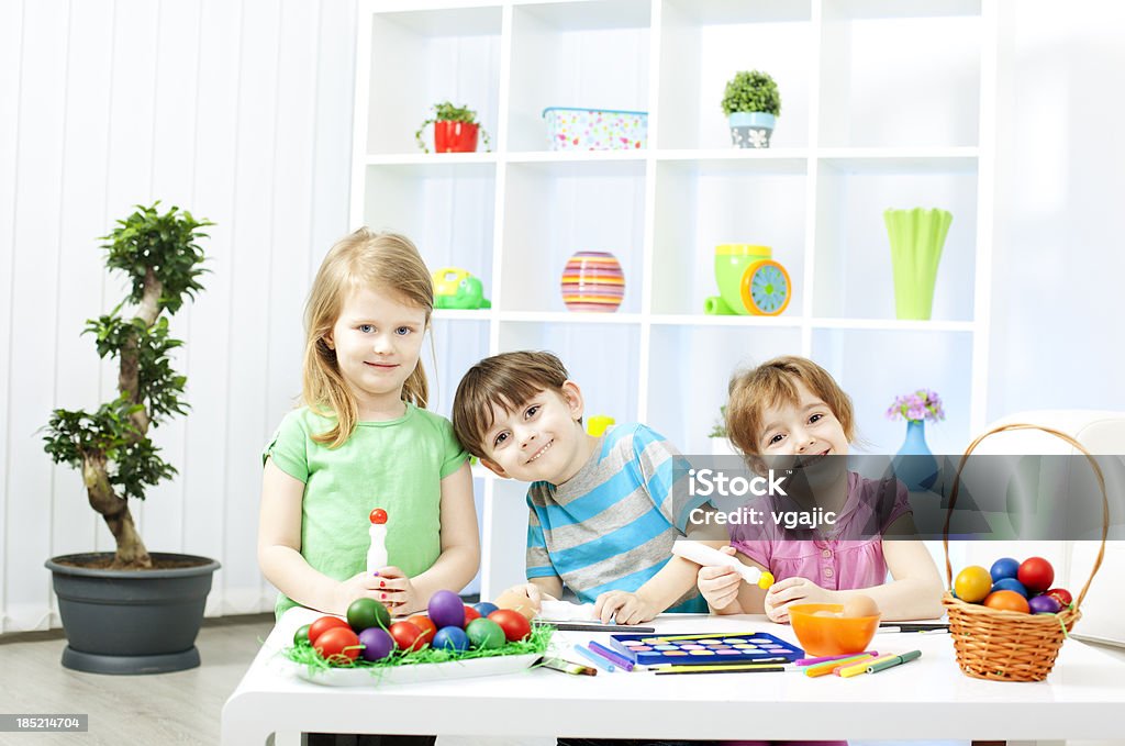 Coloriage avec des œufs de Pâques pour les enfants - Photo de 4-5 ans libre de droits