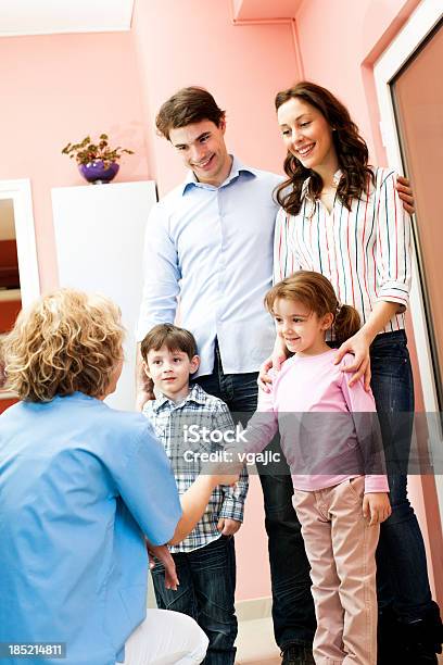 Família Visita Médico - Fotografias de stock e mais imagens de Família - Família, Dentista, Apertar a Mão