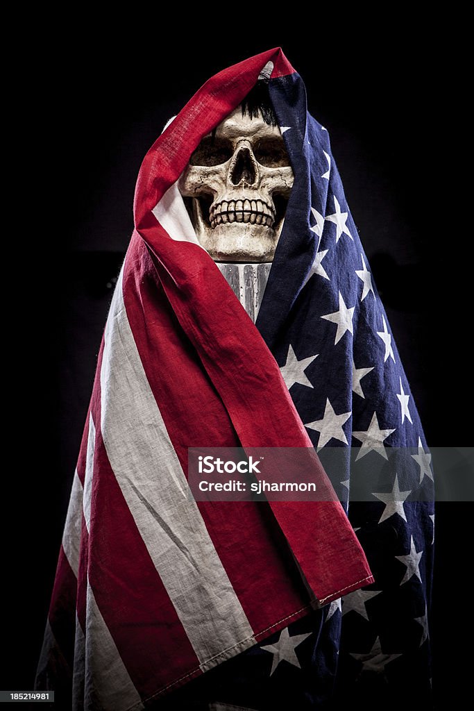 Teschio su piedistallo avvolto nella bandiera americana, primo piano - Foto stock royalty-free di Avvolto
