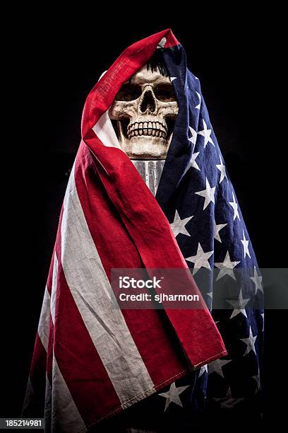 Crânio Em Pedestal Envolto Na Bandeira Dos Estados Unidos Da América Grande Plano - Fotografias de stock e mais imagens de Bandeira dos Estados Unidos da América