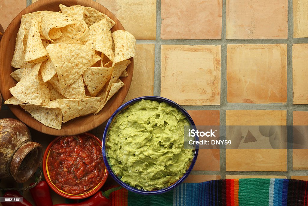 Guacamole y fritas - Foto de stock de Salsas mexicanas libre de derechos