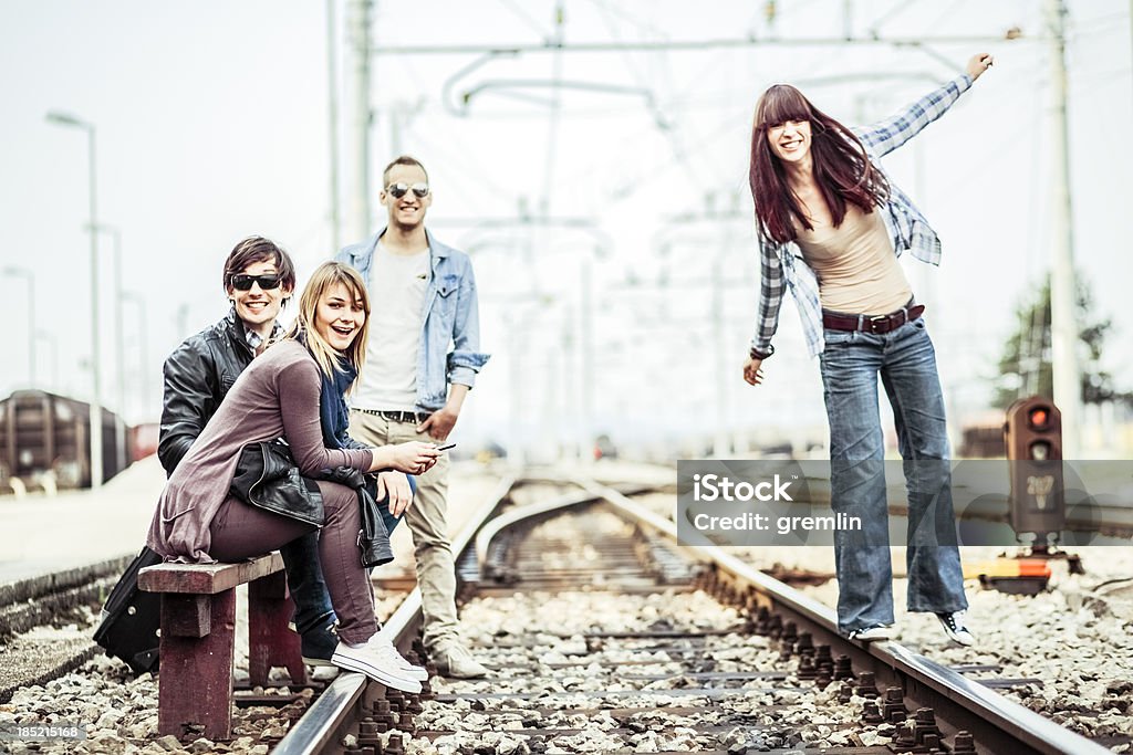 Jovens adultos no rural espera de estação de trem - Foto de stock de Amizade royalty-free