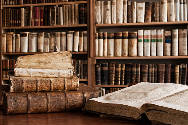antiguidade livros em uma biblioteca - century imagens e fotografias de stock