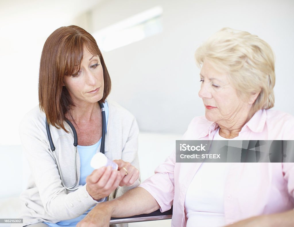Enfermeira profissional definir para seu paciente idoso - Foto de stock de Derrame Cerebral royalty-free