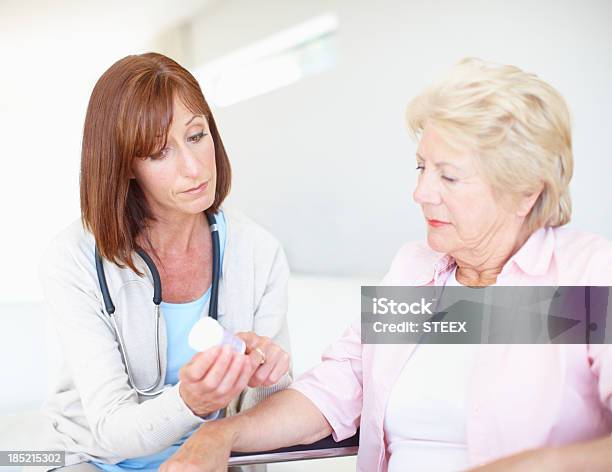 Foto de Enfermeira Profissional Definir Para Seu Paciente Idoso e mais fotos de stock de Derrame Cerebral