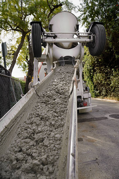 cimento fresco para fora da sessão - truck motion road cement truck imagens e fotografias de stock