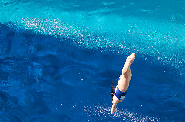istock Young woman diving 185215495