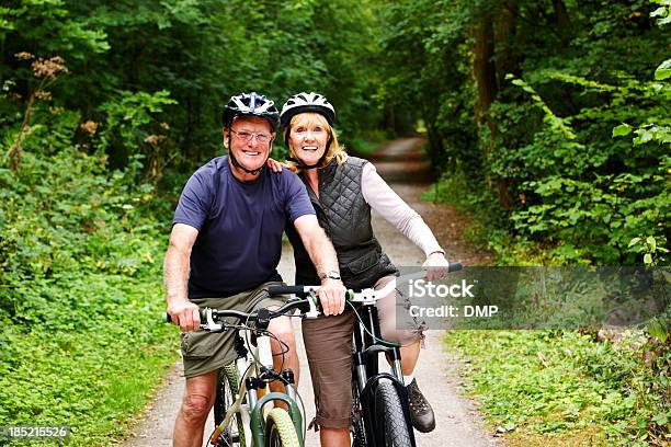 스포티 성숙한 커플입니다 자전거를 타고 있는 두발자전거에 대한 스톡 사진 및 기타 이미지 - 두발자전거, 자전거 타기, 2명