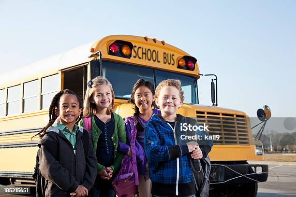 Дети Стоя За Пределами Школьный Автобус — стоковые фотографии и другие картинки Школьный автобус - Школьный автобус, Ребёнок, Впереди