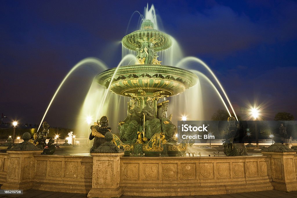 Fountain na Place de la Concorde, à noite, Paris, França - Foto de stock de Amarelo royalty-free