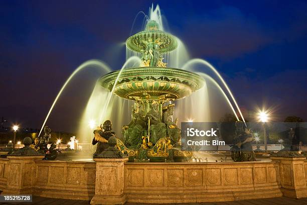 Foto de Fountain Na Place De La Concorde À Noite Paris França e mais fotos de stock de Amarelo