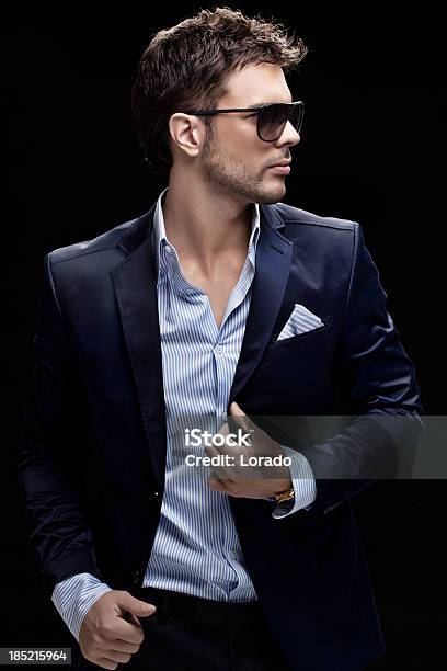 Mann Mit Sonnenbrille Posieren Stockfoto und mehr Bilder von Männer - Männer, Sinnlichkeit, Anzug