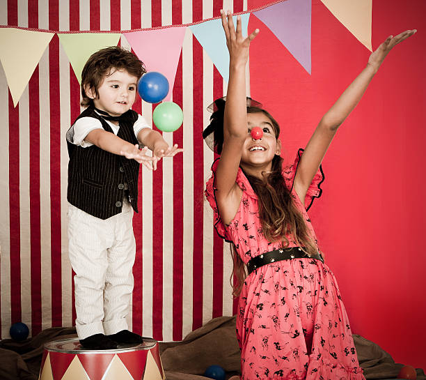 engraçado desempenho de circo - entertainment clown child circus imagens e fotografias de stock