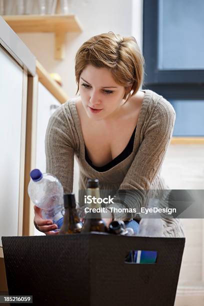 Photo libre de droit de Jeune Femme Lecture Étiquettes Recycleable Bouteille banque d'images et plus d'images libres de droit de Bouteille de vin