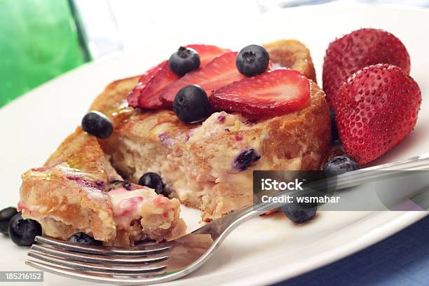 Ripieno Toast Alla Francese - Fotografie stock e altre immagini di Toast alla francese - Toast alla francese, Formaggio spalmabile, Mirtillo - Frutti di bosco