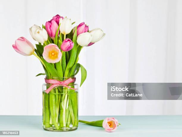 Semplice Composizione Di Fiori E Spazio Per Il Testo - Fotografie stock e altre immagini di Barattolo di vetro