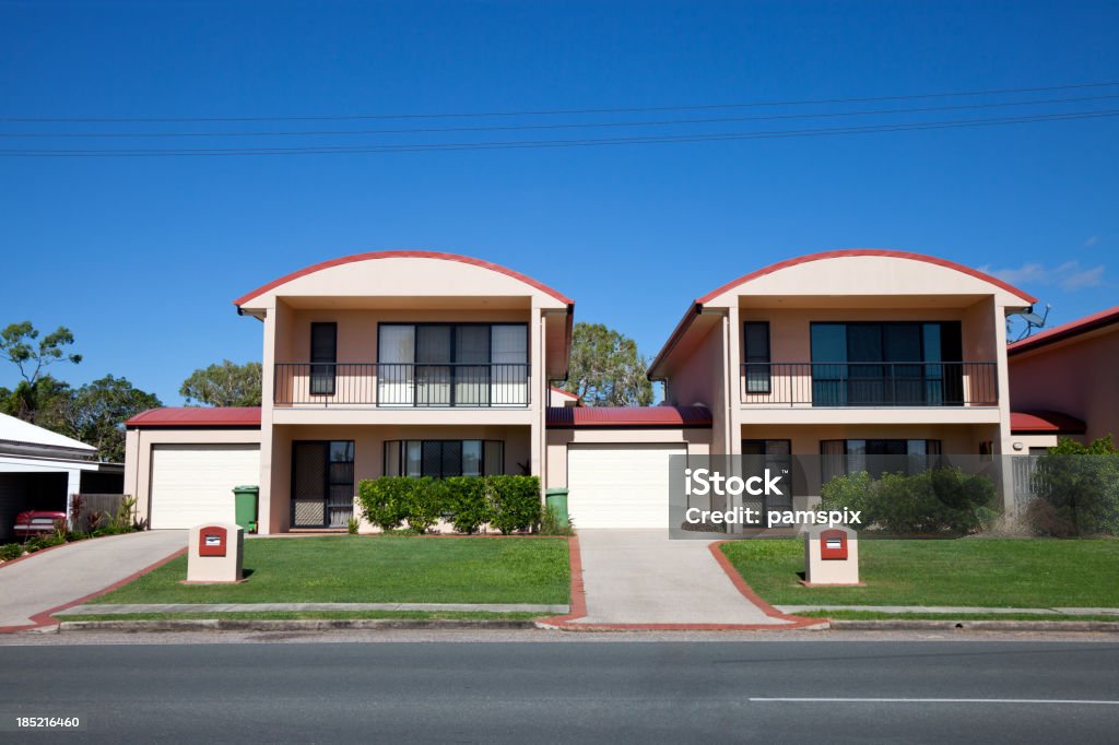 Suites Townhouse urbano moderno con cielo azul - Foto de stock de Australia libre de derechos