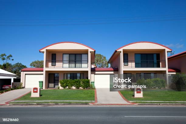 Suites Townhouse Urbano Moderno Con Cielo Azul Foto de stock y más banco de imágenes de Australia - Australia, Casa, Edificio residencial