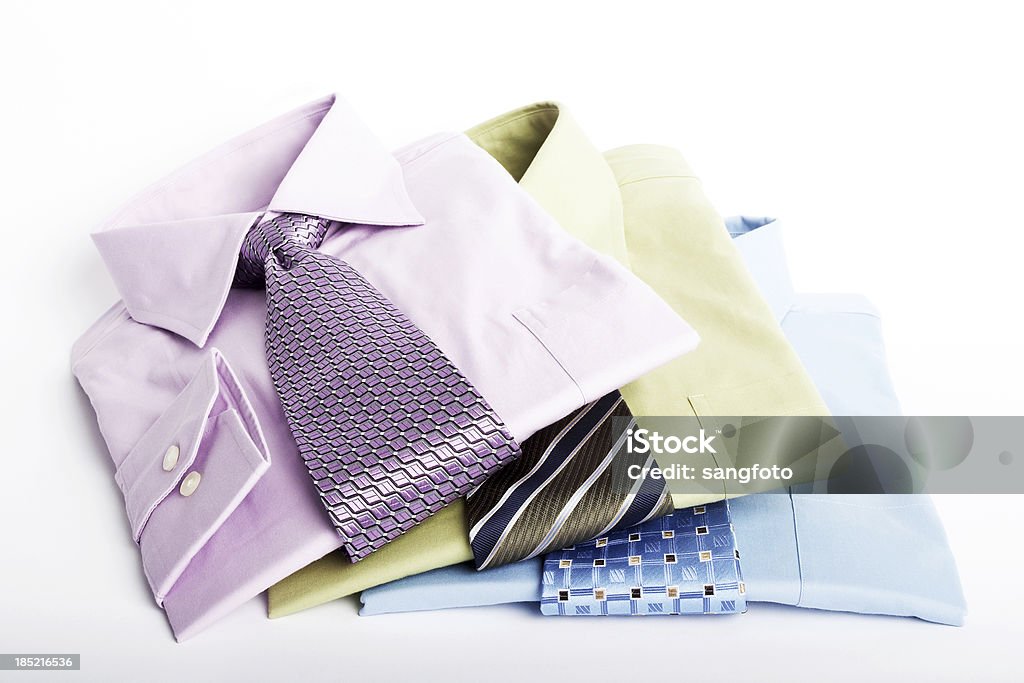 Stack pila di camicie da uomo blu e laccetti Piegato - Foto stock royalty-free di Abbigliamento