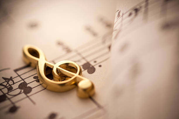 close-up fotografia de notas musicais - piano sheet music old fashioned classical style - fotografias e filmes do acervo