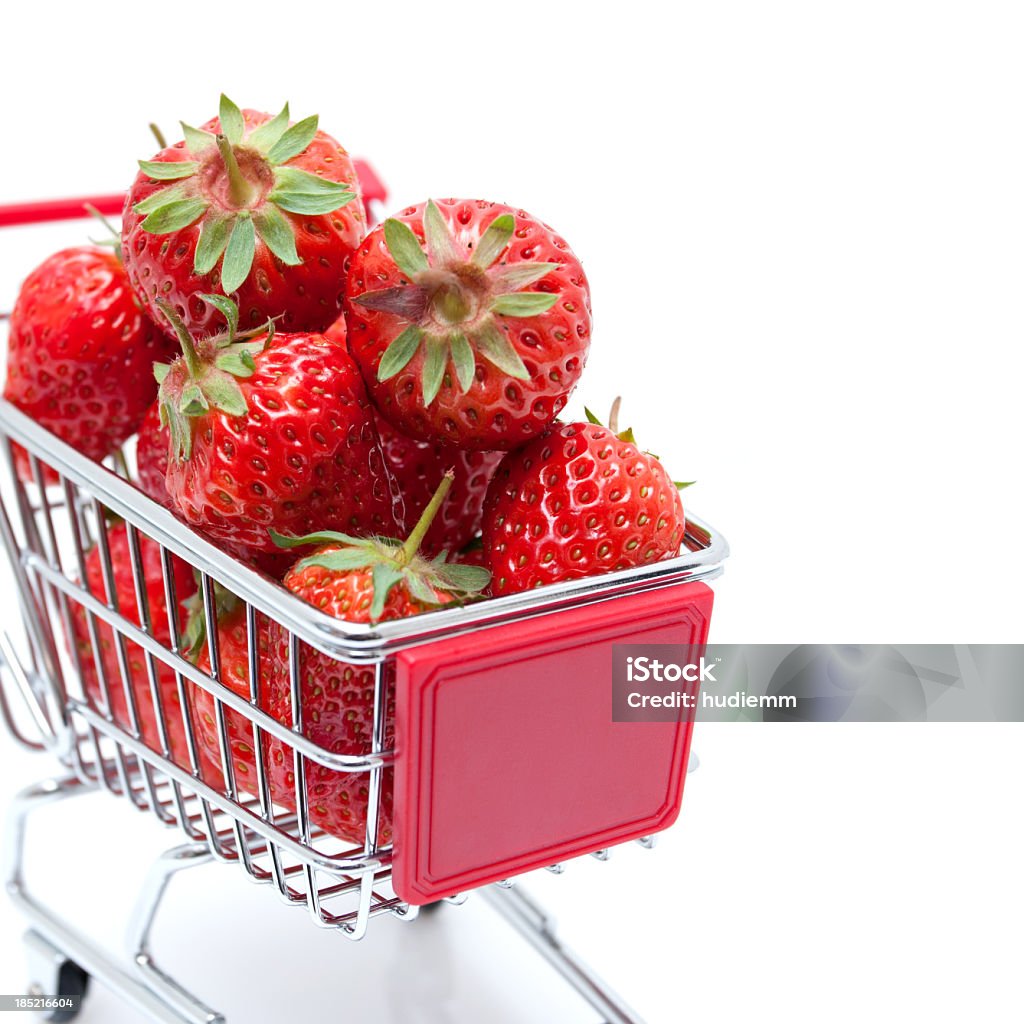 Fragola in carrello isolato - Foto stock royalty-free di Acquisti a domicilio