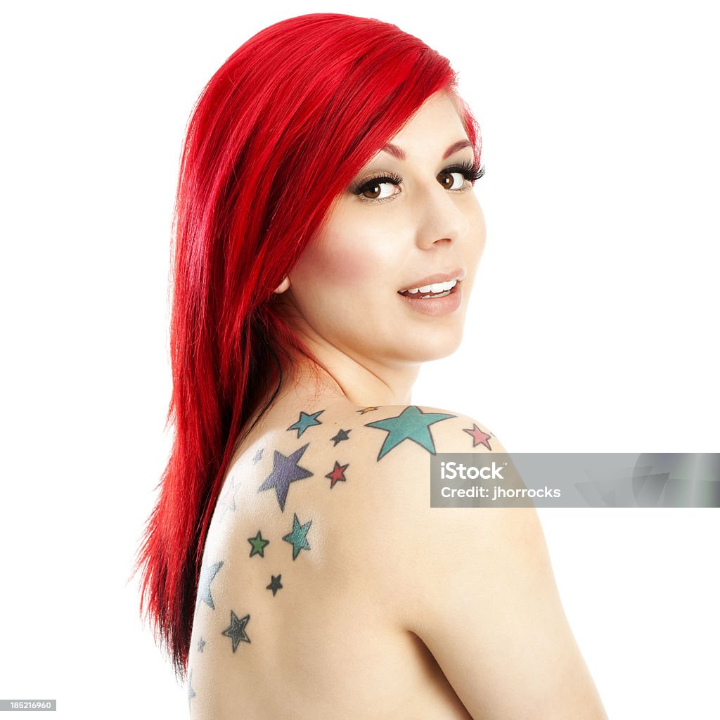 Attraente giovane donna con i capelli rosso tattoo - Foto stock royalty-free di A forma di stella