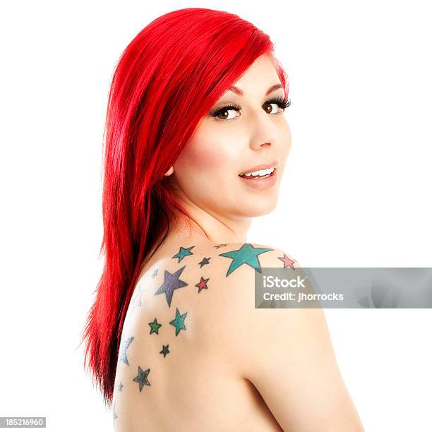 Attraente Giovane Donna Con I Capelli Rosso Tattoo - Fotografie stock e altre immagini di A forma di stella - A forma di stella, A petto nudo, Adulto