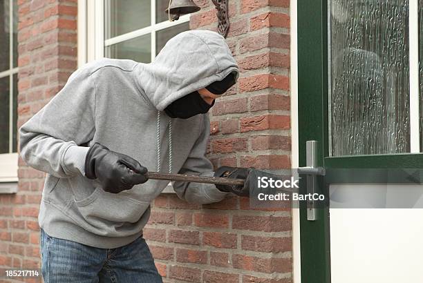 Photo libre de droit de Cambrioleur Avec Pieddebiche Essayez De Saisir House Dérober Objets De Valeur banque d'images et plus d'images libres de droit de Maison