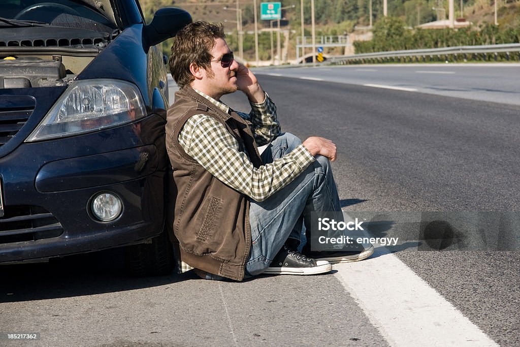 Impotente hombre junto a su automóvil - Foto de stock de Coche libre de derechos