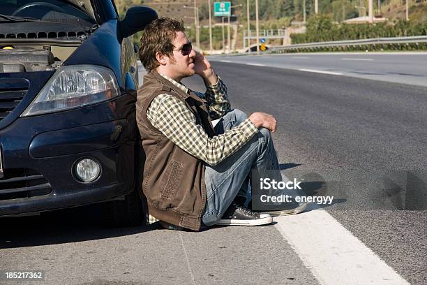 Impotente Hombre Junto A Su Automóvil Foto de stock y más banco de imágenes de Coche - Coche, Conductor - Oficio, Romper