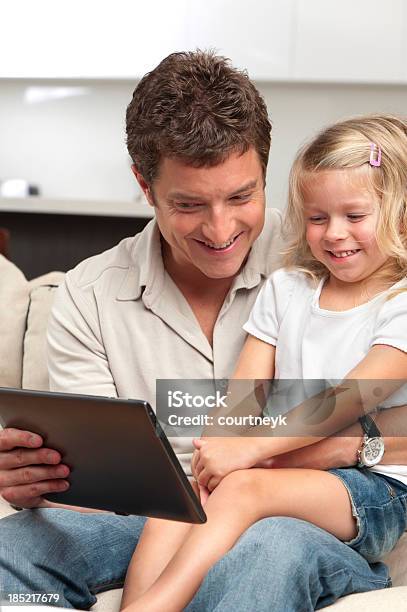 Foto de Pai E Filha Usando Um Tablet Digital e mais fotos de stock de 2-3 Anos - 2-3 Anos, 30 Anos, Adulto
